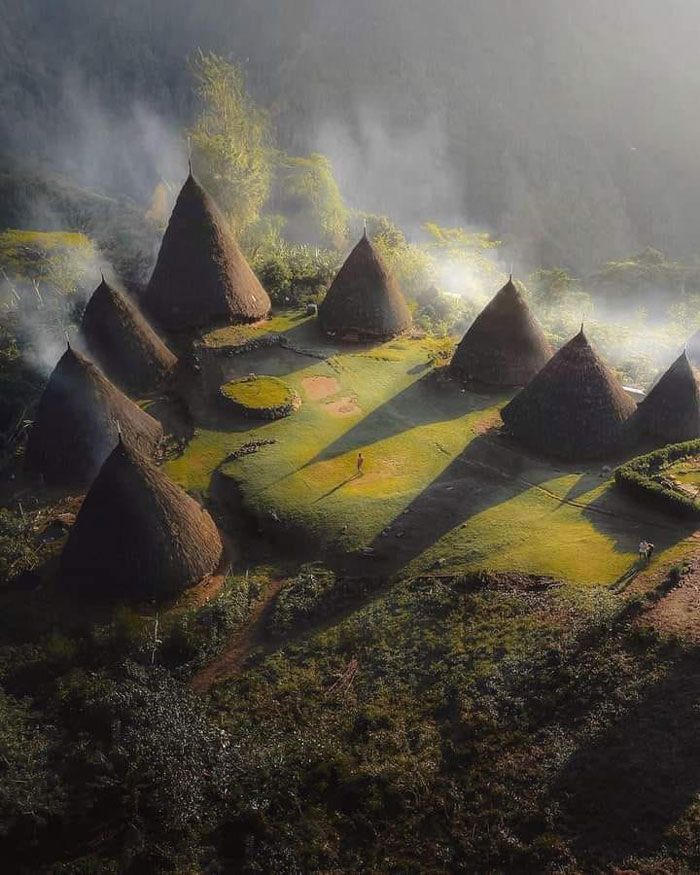 dans les montagnes de la jungle de l’île de flores en indonésie, à une altitude de 4 200 pieds, se trouve l’un des derniers villages anciens et isolés du monde. appelé wae rebo, le village est occupé par le peuple manggaraian depuis près de 2 000 ans.
