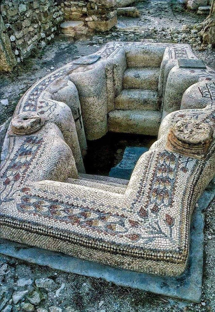 ruines romaines antiques en tunisie – bassin de baptême de la basilique de st. vitale, sbeitla