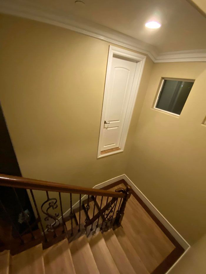 Je séjourne dans une maison airbnb à Pasadena, dans une communauté fermée récente, et l’aménagement n’a aucun sens. Une porte de 2 mètres au milieu de l’escalier que tu dois monter sur une chaise pour atteindre.