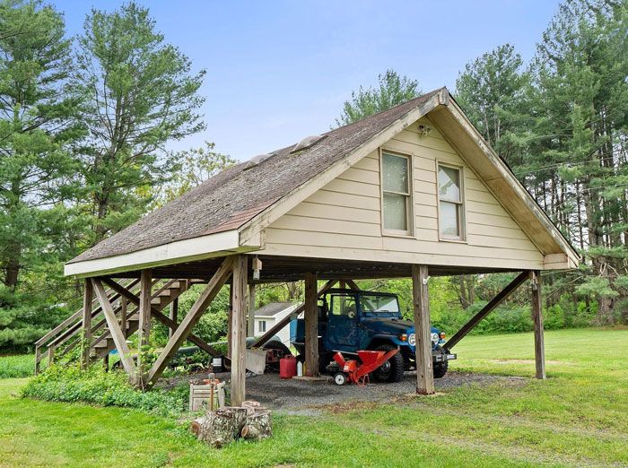 Cette maison qui n’est qu’un sous-sol avec un toit plat ? J’en ai trouvé un autre morceau en chassant les maisons aujourd’hui. (note : il s’agit du garage, pas de la maison de 3000 pieds carrés)