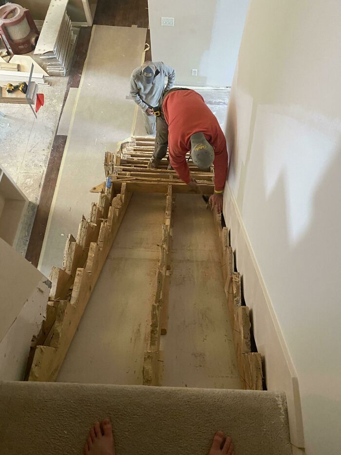 Mon père a oublié de me dire que les rénovateurs allaient enlever les escaliers aujourd’hui.