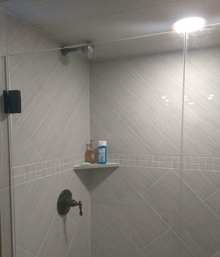 ma mère a fait refaire la salle de bain de ses invités pendant qu’elle n’était pas en ville.