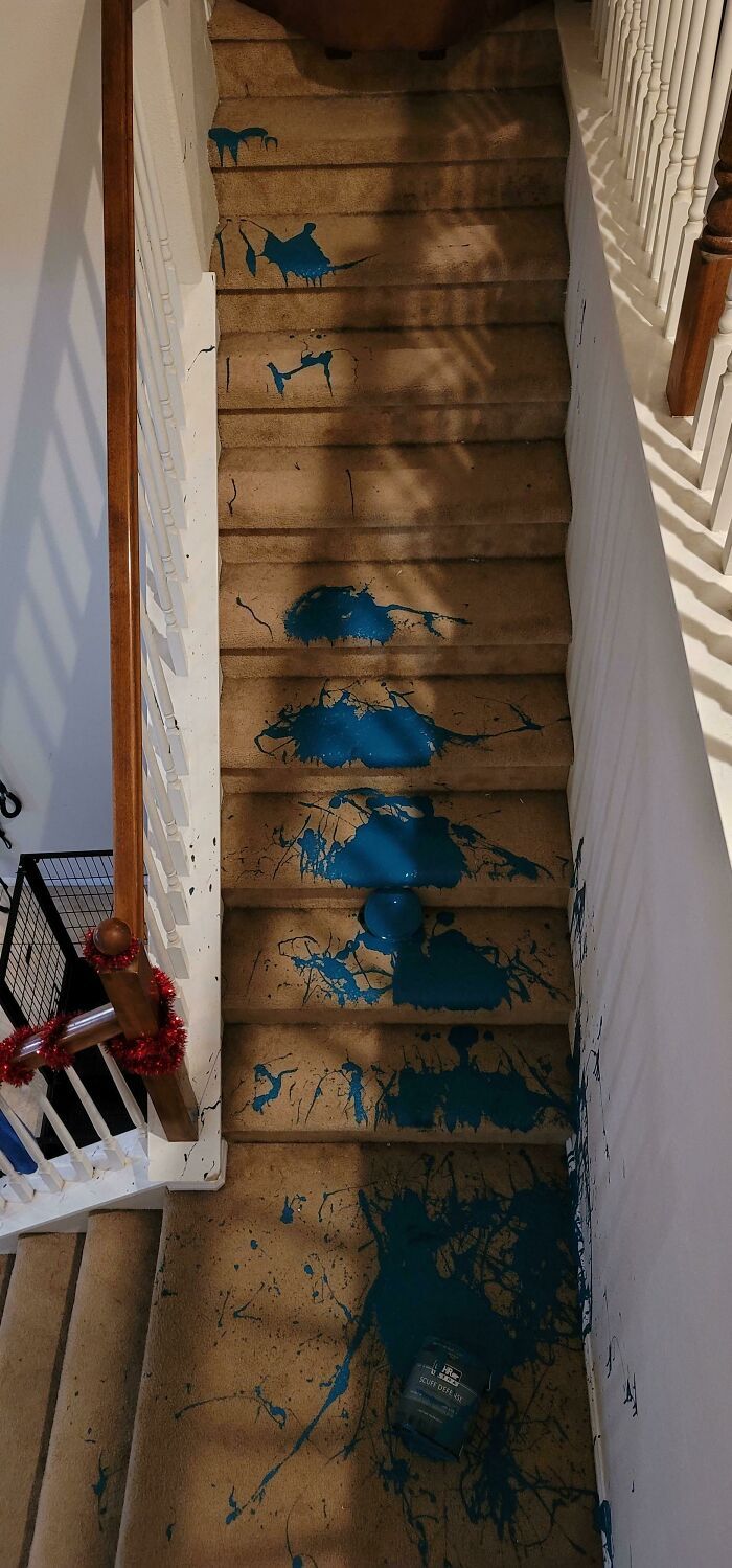 a fait tomber un demi-gallon de peinture dans les escaliers