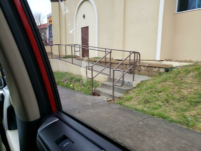 Merci beaucoup d’avoir fait cette rampe d’accès pour handicapés, je suis si heureuse que ce bâtiment soit accessible aux fauteuils roulants.