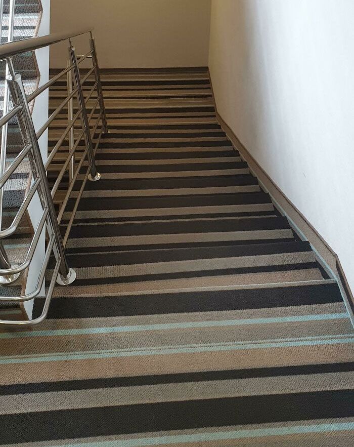 tapis rayé sur les escaliers de l’hôtel. difficile à utiliser même après deux semaines et complètement sobre