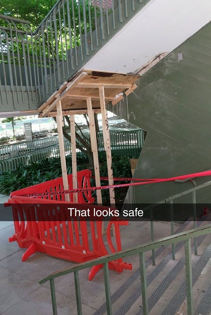 J’ai trouvé ça sur le campus de mon université. La passerelle et les escaliers au-dessus sont toujours ouverts aussi.