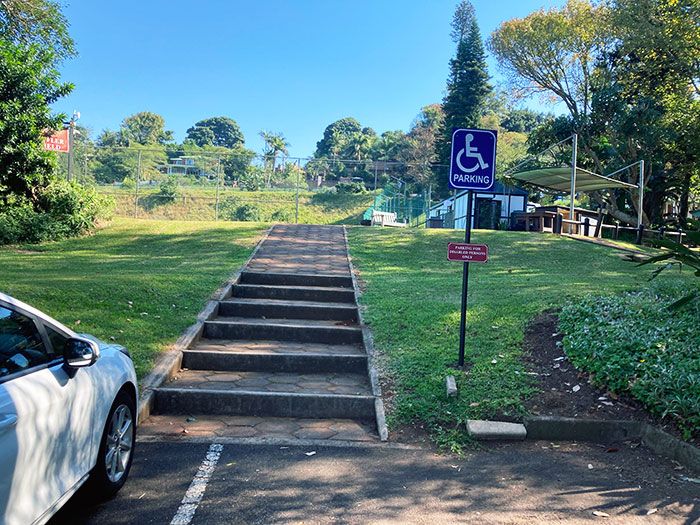 le parking pour handicapés de mon école