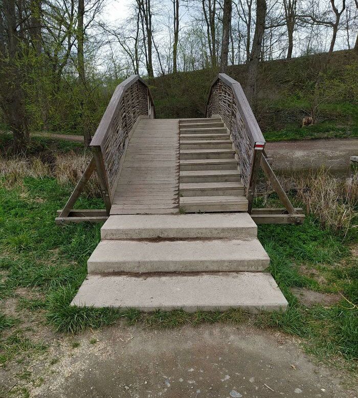 merci pour les escaliers (des deux côtés du pont)