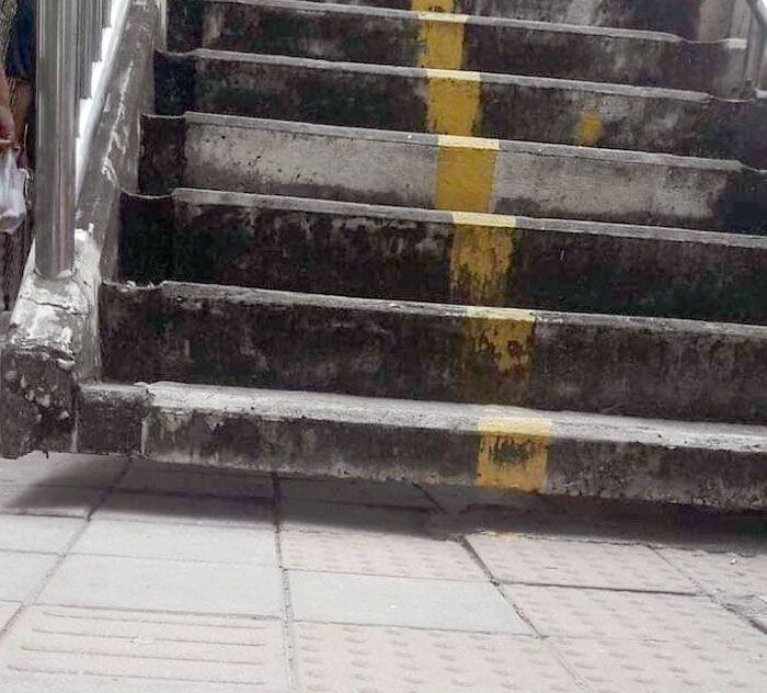 cet escalier qui ne touche pas correctement le sol