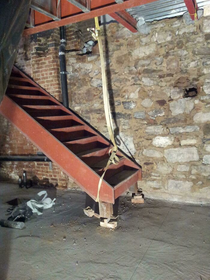 Cette sangle tiendra bien cet escalier