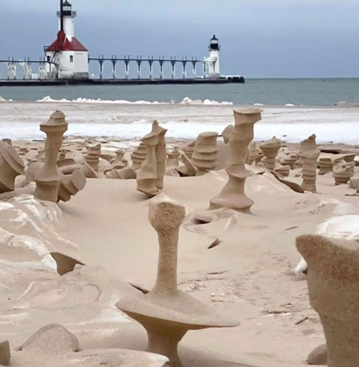 ces sculptures de sable formées par des vents forts érodant du sable gelé