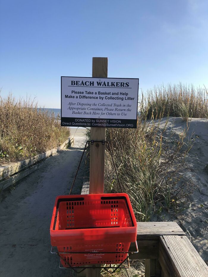 la plage a des paniers pour que les gens aident à nettoyer