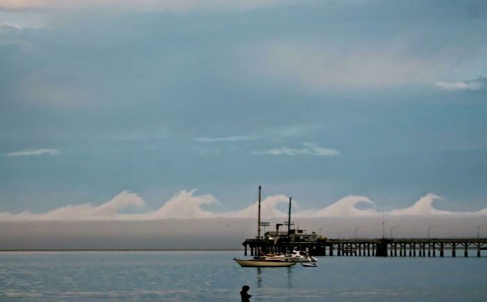 Ces nuages à la plage ressemblent à des vagues