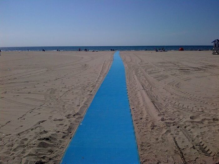 La ville voisine de la mienne vient d’installer un tapis d’accessibilité sur la plage pour les fauteuils roulants et les poussettes.