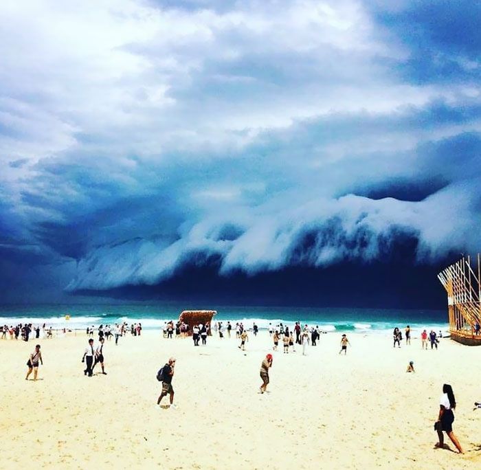 ces nuages ressemblent à une vague géante sur le point d’effacer la plage