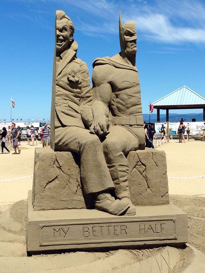 incroyable sculpture de sable batman à parksville, colombie-britannique