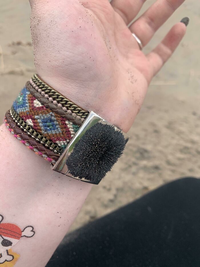 Mon bracelet a commencé à ramasser tout le fer du sable.