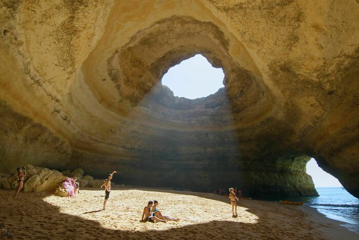 une plage à l’intérieur d’une grotte