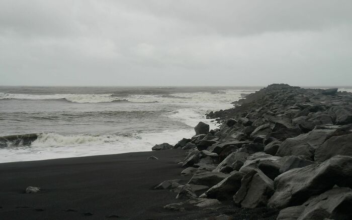 est allé sur une plage en Islande et a pris une photo en couleur qui semble entièrement en niveaux de gris