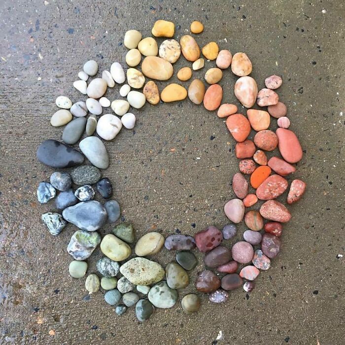 Mon amie a créé un arc-en-ciel de pierres qu’elle a trouvées sur la plage.