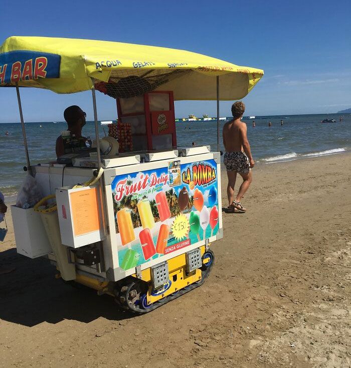 Ce vendeur de plage mobile a des bandes de roulement de réservoir sur son chariot