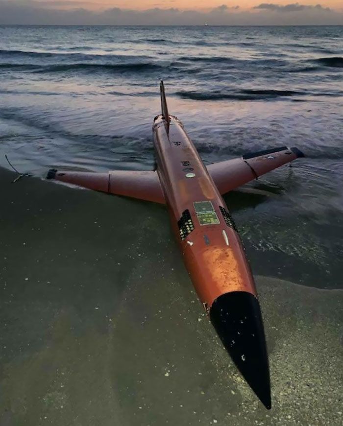 Ma mère et mon oncle ont trouvé un drone cible usaf sur la plage.