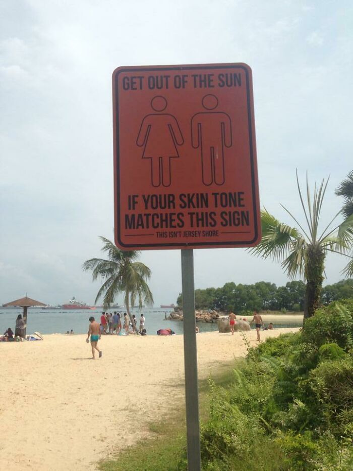 panneau d’avertissement sur la plage de singapore. “Ce n’est pas Jersey Shore”.