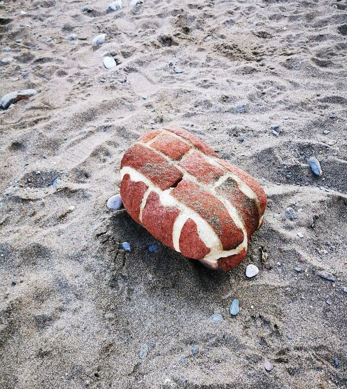 ce morceau de mur qui a été arrondi par la mer