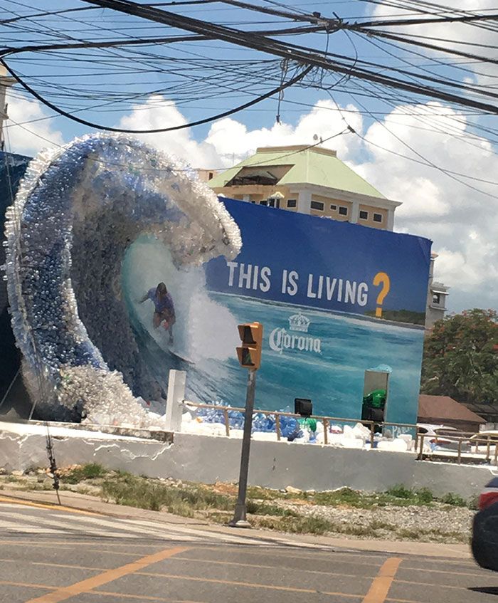 cette publicité corona concernant le problème des déchets massifs dans nos plages/océans. les vagues sont faites de bouteilles en plastique.