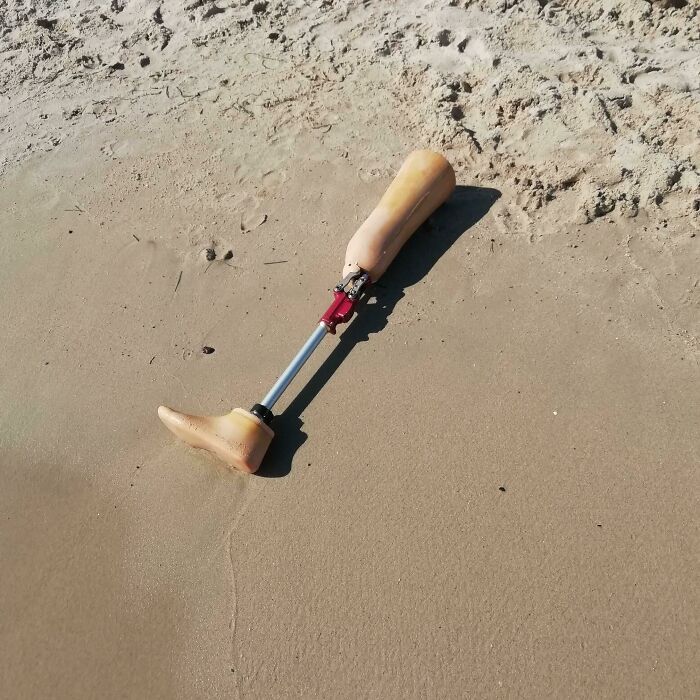 quelqu’un a oublié sa jambe sur la plage