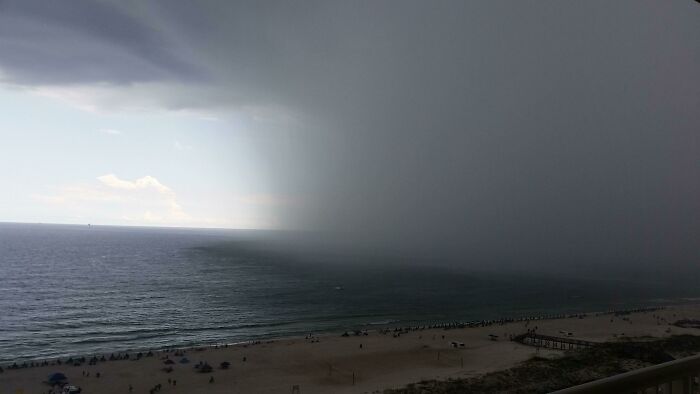 Mur de pluie sur la plage