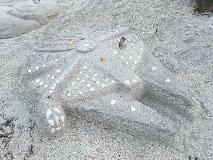 sculpture de sable du faucon millénaire trouvée sur la plage ce matin