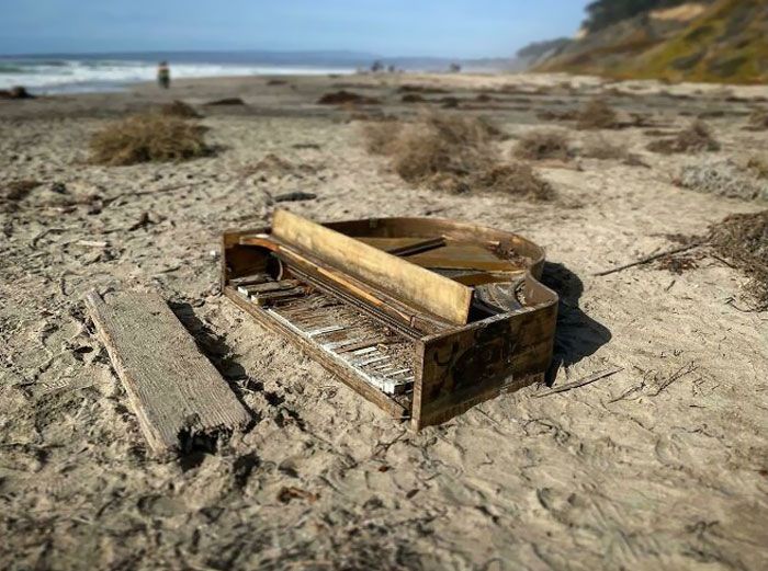 un piano échoué sur une plage près de santa cruz, ca – en grande partie intact et les cordes encore tendues