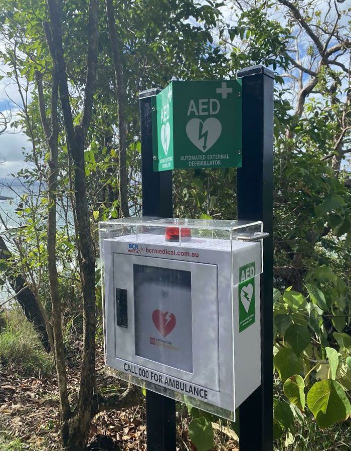 les plages de surf du queensland, en australie, qui se trouvent dans des endroits isolés et ne sont pas patrouillées par des sauveteurs, comprennent des défibrillateurs cardiaques automatisés