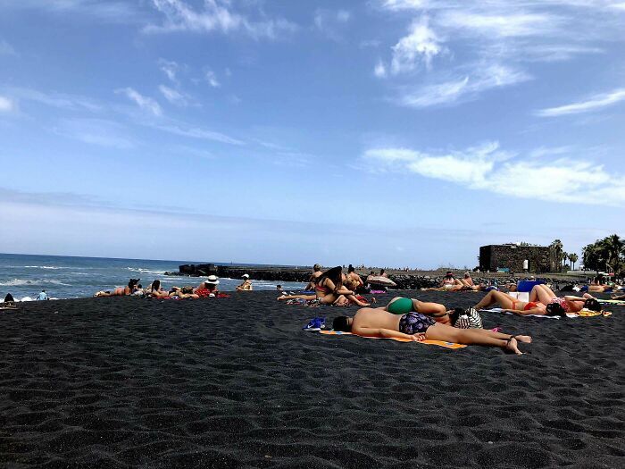 Cette plage a un sable noir de jais