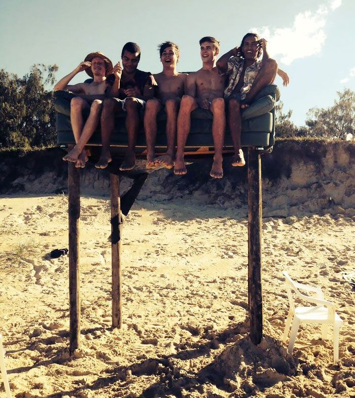 Moi et mes copains avons trouvé un canapé et des poteaux en bois sur la plage.