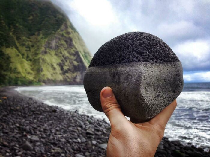 J’ai trouvé cette roche de lave partiellement altérée sur la plage.