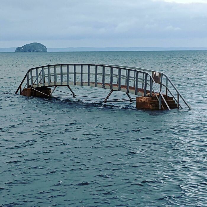 Ce pont qui ne mène nulle part. Lorsque la marée est basse, il permet aux plagistes de traverser un ruisseau qui coupe la plage.