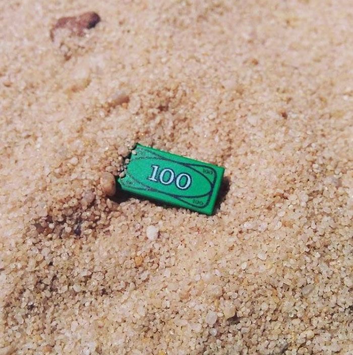 Mon fils de 8 ans est arrivé en courant sur la plage en criant “j’ai trouvé 100 dollars”. J’ai couru pour voir. J’étais déçue, il était super content.