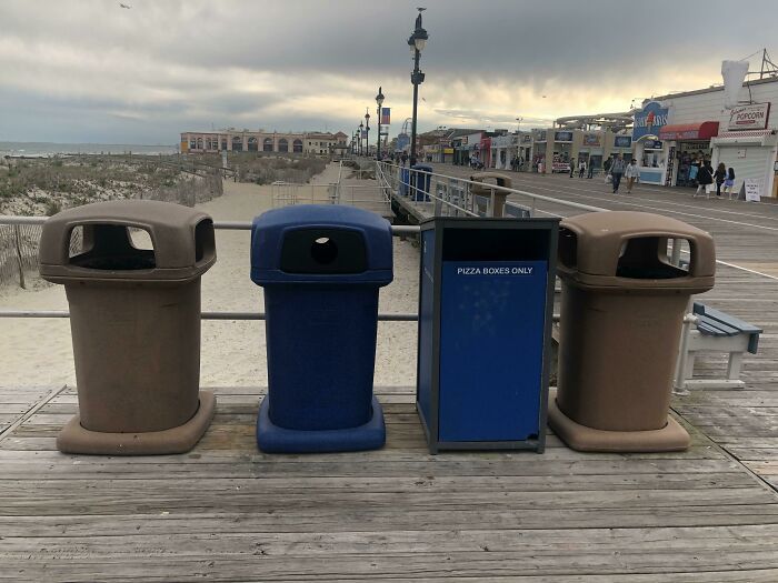 La promenade d’Ocean City, dans le New Jersey, a des poubelles séparées pour les boîtes à pizza.