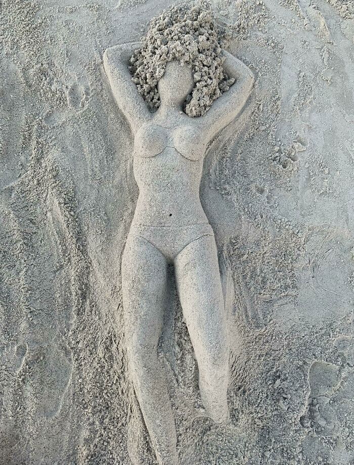 sculpture de sable d’une fille que j’ai trouvée sur la plage