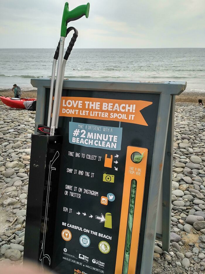 Sur la plage de mon quartier, les gens peuvent prendre des ramasseurs de déchets en marchant, en guise de “paiement” pour l’utilisation de la plage.