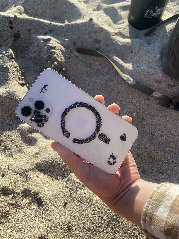 Le sable de Tahoe est magnétique et a collé à mon téléphone.