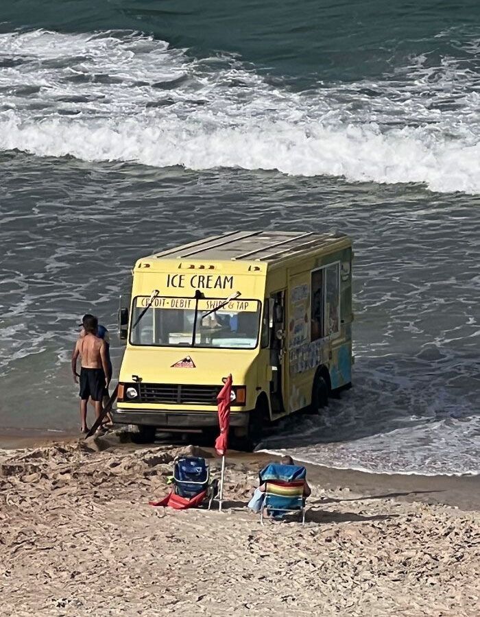 camion de crème glacée coincé dans l’océan aujourd’hui à daytona beach