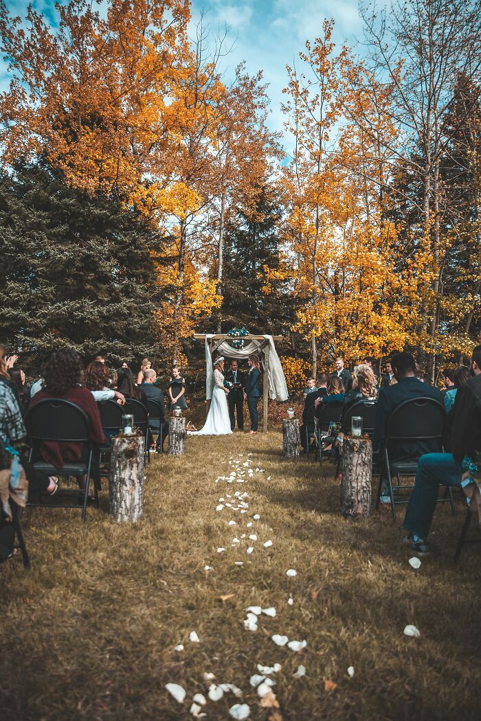 Ma mère était ministre du culte et j’ai vu beaucoup de choses bizarres. Ma préférée est celle où la mariée et le marié ont découvert qu’ils étaient demi-frères et sœurs lorsque son père et sa mère se sont présentés au mariage.