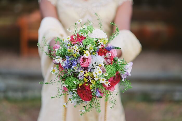 J’ai attrapé un bouquet à un mariage et sur la vidéo, tu peux voir ma réaction lorsque le gars qui a attrapé la jarretière est allé beaucoup trop loin en la mettant beaucoup plus haut sur ma jambe qu’il n’aurait dû. et le gars était un parfait inconnu. tellement inapproprié.