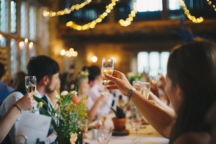 il est très courant d’avoir une personne parmi les invités à chaque table qui s’assurera que tout le monde a assez à boire. cette personne est cérémonieusement “couronnée” avec un sifflet qu’elle peut utiliser pour inviter tout le monde à boire. à un mariage, un musicien/hôte m’a dit (en parlant au micro, bien sûr) que les femmes ne peuvent pas avoir ce rôle, que seuls les hommes sont capables de le faire et que je ne peux être qu’une secrétaire. (sérieusement, une femme ne peut pas servir un verre ?) D’autres remarques sexistes ont suivi sous forme de “blagues” mais je ne m’en souviens pas. Quand on y pense, ce n’est pas si bizarre, juste extrêmement inconfortable et triste.