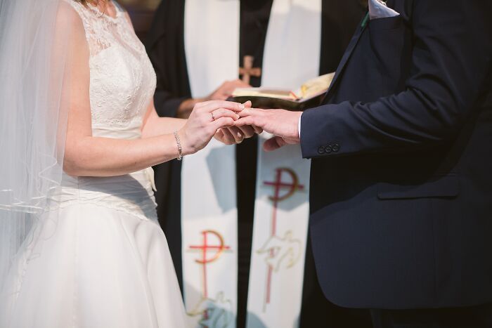 notre mariage comptait environ 130 invités, principalement la famille de ma femme, dans l’église de la ville natale de ma femme. très joli mais certains aspects étaient assez informels, notamment la musique – j’avais gravé la musique que nous voulions sur un cd et j’ai demandé à quelqu’un de nous dire quand jouer chaque morceau. quand le moment est venu de jouer notre musique de “sortie” (immédiatement après nos vœux et la fin de la cérémonie), nous nous sommes retournés pour faire face à tout le monde et avons attendu que la musique commence à jouer avant de descendre l’allée et sortir de l’église – la musique. La musique ne jouait pas. Nous avons attendu. et attendu. et si tu as déjà vécu un moment comme celui-là, les secondes ressemblent à des heures. Finalement, j’ai fait le premier pas pour nous sortir de là et heureusement, la musique a commencé à jouer à ce moment-là. mais ces quelques moments où nous avons regardé tout le monde et où tout le monde se demandait ce que nous attendions étaient très gênants !