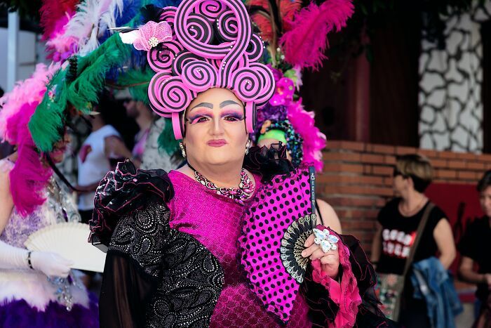 Je me souviens que j’avais 5 ans et que quelques hommes, dont mon père, se sont travestis lors de l’after party. Ce n’est rien de mal, mais c’était vraiment étrange pour moi à l’époque.