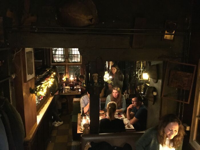 in ‘t goede uur : un restaurant de vin, de fromage et de fondue, éclairé presque uniquement à la bougie dans un très vieux bâtiment à haarlem, aux pays-bas.